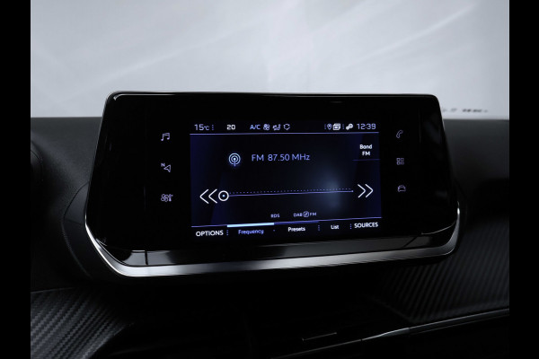 Peugeot 2008 1.2 PureTech Pack Sport (APPLE CARPLAY,NAVI,PDC,CLIMATE,CRUISE,LED,ELEKTRISCH PAKKET,SPORTSTOELEN,NETTE STAAT)