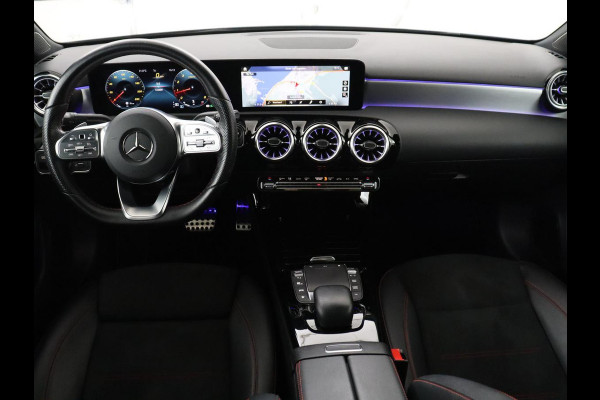 Mercedes-Benz A-Klasse 200 Business Solution AMG | Panoramadak | Cruise control | Stoelverwarming | Trekhaak | Sfeerverlichting | Carplay | Camera | Park assist | Sfeerverlichting