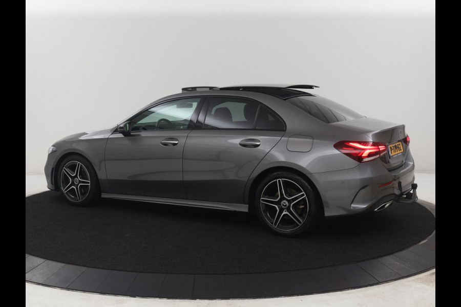 Mercedes-Benz A-Klasse 200 Business Solution AMG | Panoramadak | Cruise control | Stoelverwarming | Trekhaak | Sfeerverlichting | Carplay | Camera | Park assist | Sfeerverlichting