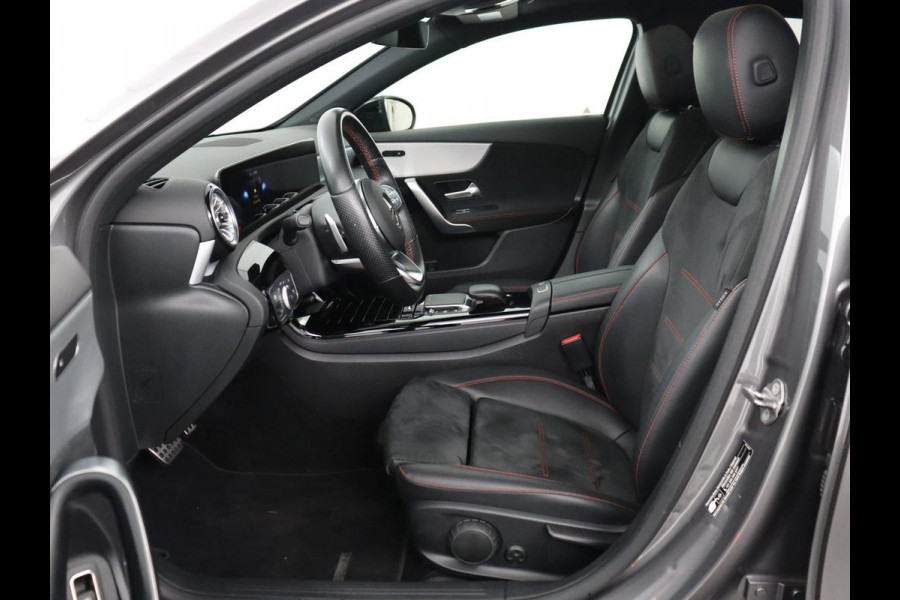 Mercedes-Benz A-Klasse 200 Business Solution AMG | Panoramadak | Cruise control | Stoelverwarming | Trekhaak | Sfeerverlichting | Carplay | Camera | Park assist | Sfeerverlichting