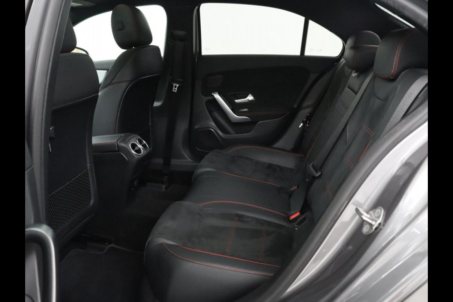 Mercedes-Benz A-Klasse 200 Business Solution AMG | Panoramadak | Cruise control | Stoelverwarming | Trekhaak | Sfeerverlichting | Carplay | Camera | Park assist | Sfeerverlichting