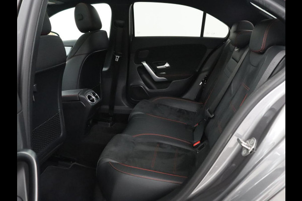 Mercedes-Benz A-Klasse 200 Business Solution AMG | Panoramadak | Cruise control | Stoelverwarming | Trekhaak | Sfeerverlichting | Carplay | Camera | Park assist | Sfeerverlichting