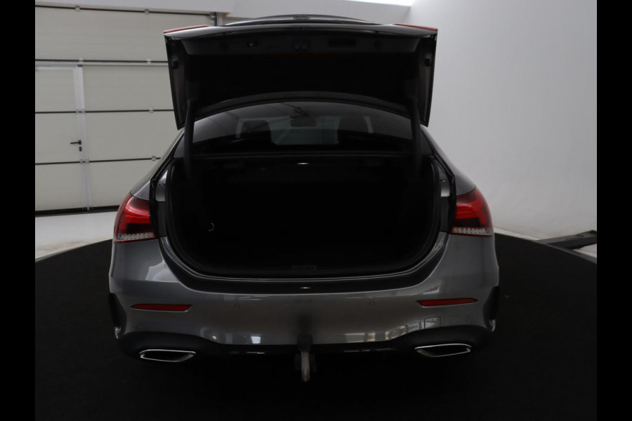 Mercedes-Benz A-Klasse 200 Business Solution AMG | Panoramadak | Cruise control | Stoelverwarming | Trekhaak | Sfeerverlichting | Carplay | Camera | Park assist | Sfeerverlichting