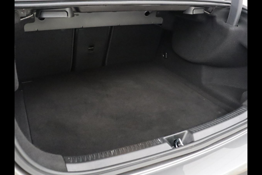 Mercedes-Benz A-Klasse 200 Business Solution AMG | Panoramadak | Cruise control | Stoelverwarming | Trekhaak | Sfeerverlichting | Carplay | Camera | Park assist | Sfeerverlichting