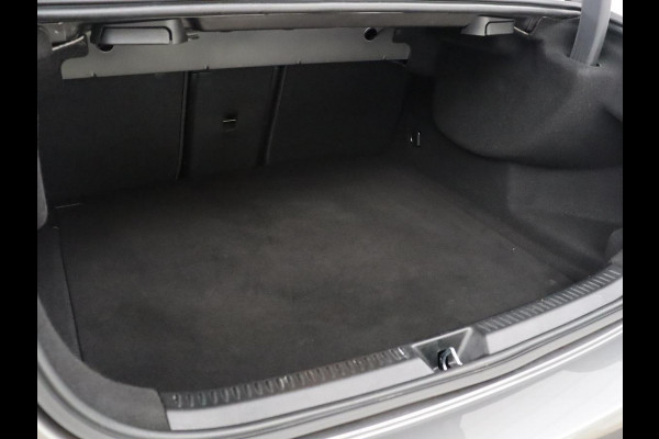 Mercedes-Benz A-Klasse 200 Business Solution AMG | Panoramadak | Cruise control | Stoelverwarming | Trekhaak | Sfeerverlichting | Carplay | Camera | Park assist | Sfeerverlichting