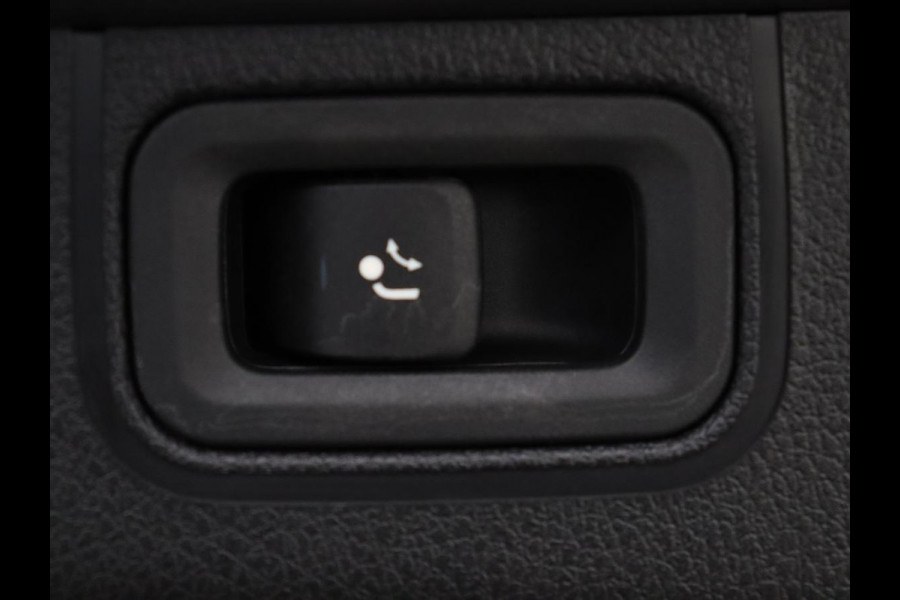 Mercedes-Benz A-Klasse 200 Business Solution AMG | Panoramadak | Cruise control | Stoelverwarming | Trekhaak | Sfeerverlichting | Carplay | Camera | Park assist | Sfeerverlichting