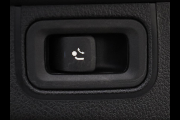 Mercedes-Benz A-Klasse 200 Business Solution AMG | Panoramadak | Cruise control | Stoelverwarming | Trekhaak | Sfeerverlichting | Carplay | Camera | Park assist | Sfeerverlichting