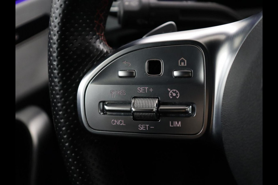 Mercedes-Benz A-Klasse 200 Business Solution AMG | Panoramadak | Cruise control | Stoelverwarming | Trekhaak | Sfeerverlichting | Carplay | Camera | Park assist | Sfeerverlichting