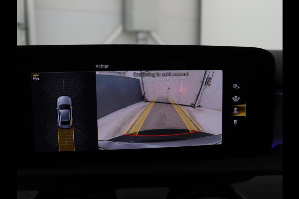 Mercedes-Benz A-Klasse 200 Business Solution AMG | Panoramadak | Cruise control | Stoelverwarming | Trekhaak | Sfeerverlichting | Carplay | Camera | Park assist | Sfeerverlichting