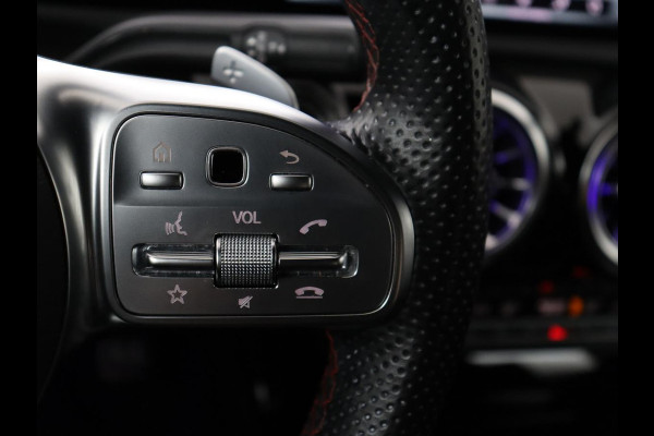 Mercedes-Benz A-Klasse 200 Business Solution AMG | Panoramadak | Cruise control | Stoelverwarming | Trekhaak | Sfeerverlichting | Carplay | Camera | Park assist | Sfeerverlichting