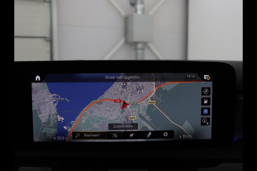 Mercedes-Benz A-Klasse 200 Business Solution AMG | Panoramadak | Cruise control | Stoelverwarming | Trekhaak | Sfeerverlichting | Carplay | Camera | Park assist | Sfeerverlichting