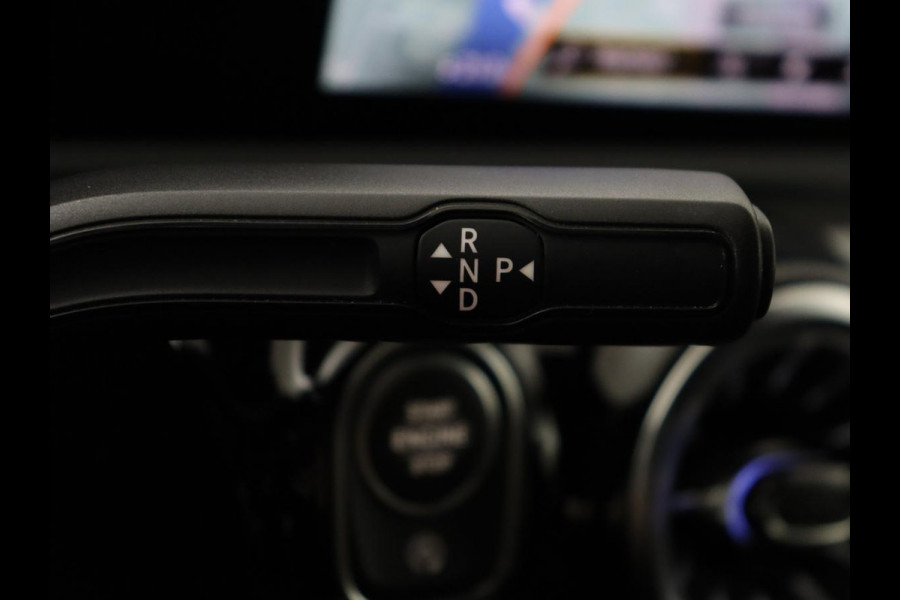 Mercedes-Benz A-Klasse 200 Business Solution AMG | Panoramadak | Cruise control | Stoelverwarming | Trekhaak | Sfeerverlichting | Carplay | Camera | Park assist | Sfeerverlichting