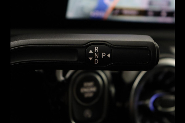 Mercedes-Benz A-Klasse 200 Business Solution AMG | Panoramadak | Cruise control | Stoelverwarming | Trekhaak | Sfeerverlichting | Carplay | Camera | Park assist | Sfeerverlichting