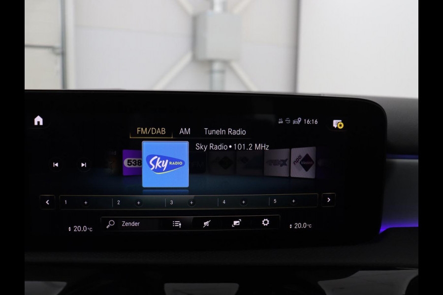Mercedes-Benz A-Klasse 200 Business Solution AMG | Panoramadak | Cruise control | Stoelverwarming | Trekhaak | Sfeerverlichting | Carplay | Camera | Park assist | Sfeerverlichting