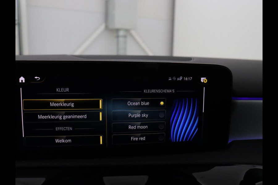 Mercedes-Benz A-Klasse 200 Business Solution AMG | Panoramadak | Cruise control | Stoelverwarming | Trekhaak | Sfeerverlichting | Carplay | Camera | Park assist | Sfeerverlichting