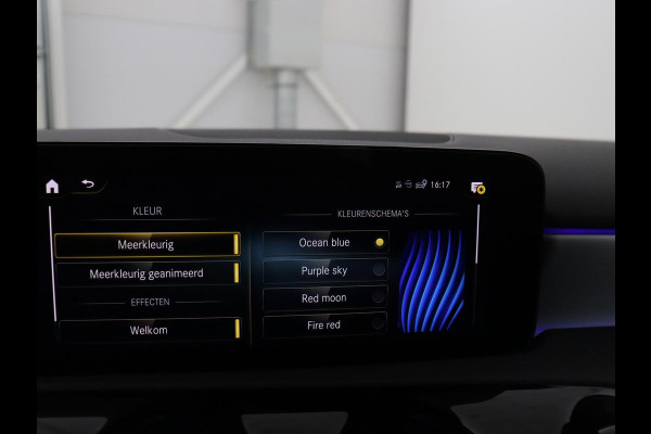 Mercedes-Benz A-Klasse 200 Business Solution AMG | Panoramadak | Cruise control | Stoelverwarming | Trekhaak | Sfeerverlichting | Carplay | Camera | Park assist | Sfeerverlichting