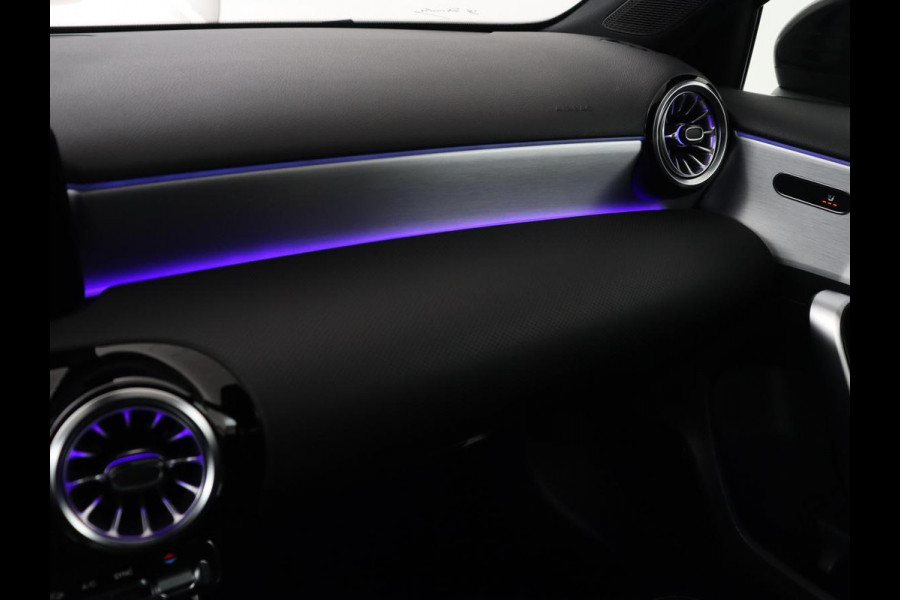 Mercedes-Benz A-Klasse 200 Business Solution AMG | Panoramadak | Cruise control | Stoelverwarming | Trekhaak | Sfeerverlichting | Carplay | Camera | Park assist | Sfeerverlichting