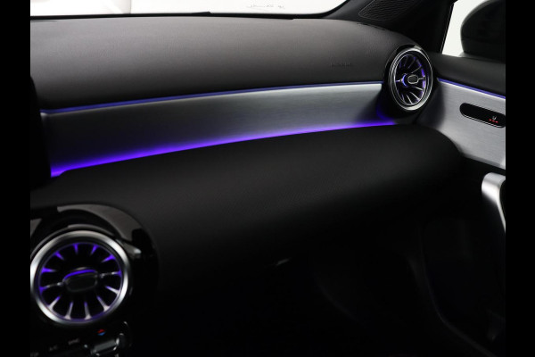 Mercedes-Benz A-Klasse 200 Business Solution AMG | Panoramadak | Cruise control | Stoelverwarming | Trekhaak | Sfeerverlichting | Carplay | Camera | Park assist | Sfeerverlichting