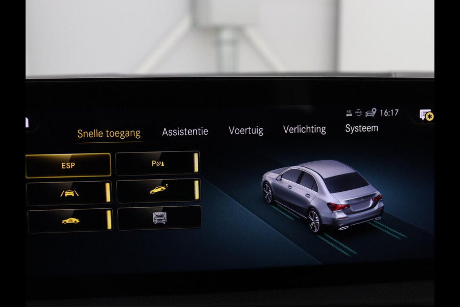 Mercedes-Benz A-Klasse 200 Business Solution AMG | Panoramadak | Cruise control | Stoelverwarming | Trekhaak | Sfeerverlichting | Carplay | Camera | Park assist | Sfeerverlichting