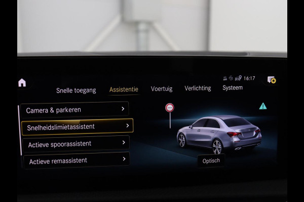 Mercedes-Benz A-Klasse 200 Business Solution AMG | Panoramadak | Cruise control | Stoelverwarming | Trekhaak | Sfeerverlichting | Carplay | Camera | Park assist | Sfeerverlichting