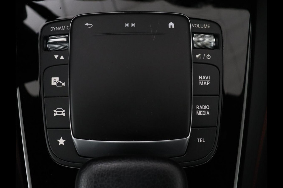 Mercedes-Benz A-Klasse 200 Business Solution AMG | Panoramadak | Cruise control | Stoelverwarming | Trekhaak | Sfeerverlichting | Carplay | Camera | Park assist | Sfeerverlichting
