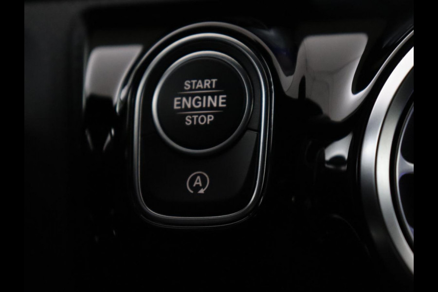 Mercedes-Benz A-Klasse 200 Business Solution AMG | Panoramadak | Cruise control | Stoelverwarming | Trekhaak | Sfeerverlichting | Carplay | Camera | Park assist | Sfeerverlichting