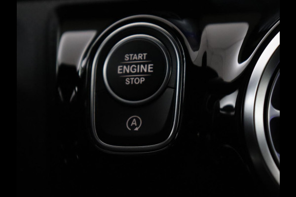 Mercedes-Benz A-Klasse 200 Business Solution AMG | Panoramadak | Cruise control | Stoelverwarming | Trekhaak | Sfeerverlichting | Carplay | Camera | Park assist | Sfeerverlichting