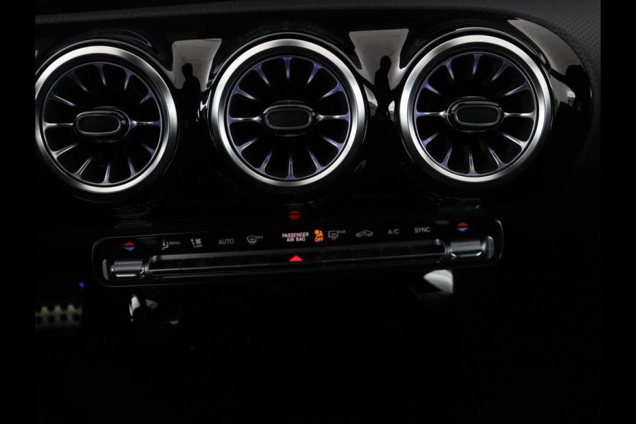 Mercedes-Benz A-Klasse 200 Business Solution AMG | Panoramadak | Cruise control | Stoelverwarming | Trekhaak | Sfeerverlichting | Carplay | Camera | Park assist | Sfeerverlichting