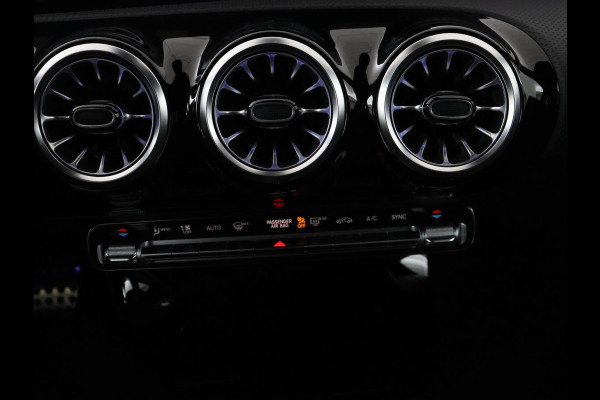 Mercedes-Benz A-Klasse 200 Business Solution AMG | Panoramadak | Cruise control | Stoelverwarming | Trekhaak | Sfeerverlichting | Carplay | Camera | Park assist | Sfeerverlichting