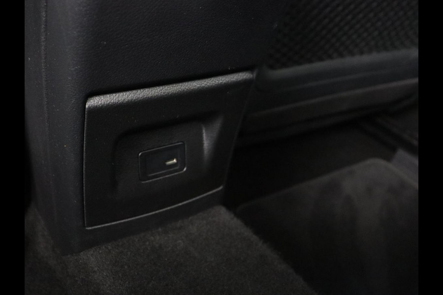 Mercedes-Benz A-Klasse 200 Business Solution AMG | Panoramadak | Cruise control | Stoelverwarming | Trekhaak | Sfeerverlichting | Carplay | Camera | Park assist | Sfeerverlichting