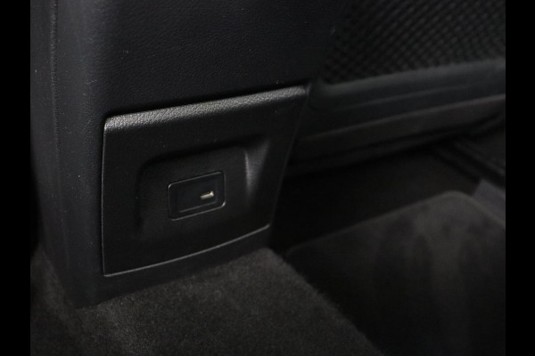 Mercedes-Benz A-Klasse 200 Business Solution AMG | Panoramadak | Cruise control | Stoelverwarming | Trekhaak | Sfeerverlichting | Carplay | Camera | Park assist | Sfeerverlichting