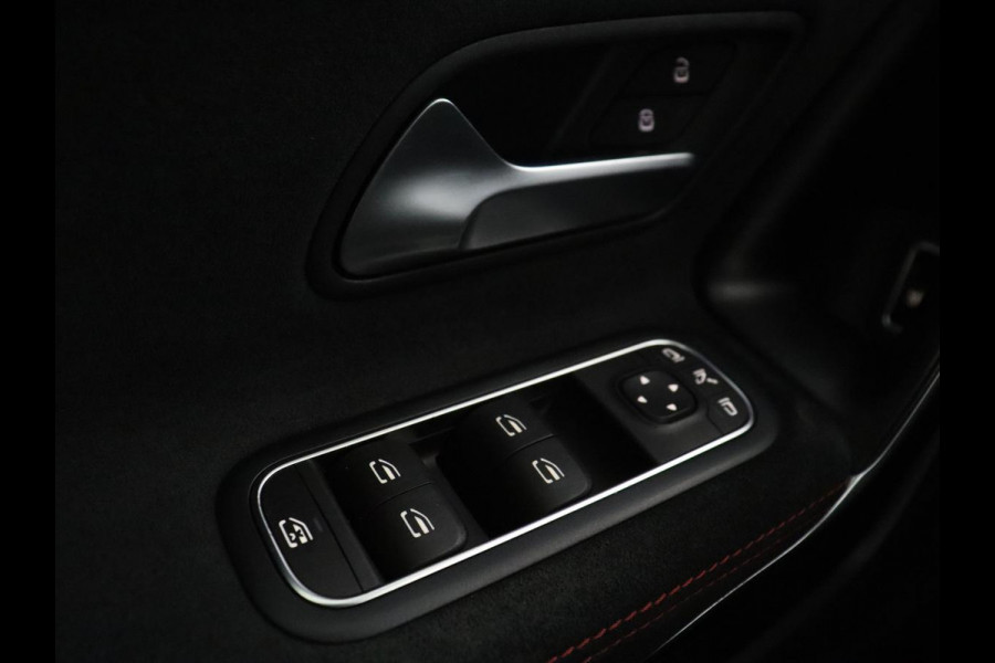 Mercedes-Benz A-Klasse 200 Business Solution AMG | Panoramadak | Cruise control | Stoelverwarming | Trekhaak | Sfeerverlichting | Carplay | Camera | Park assist | Sfeerverlichting