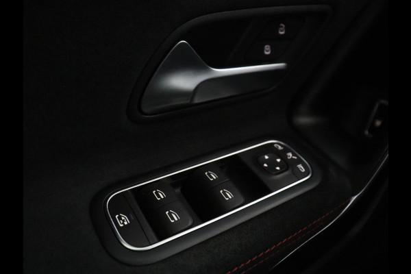 Mercedes-Benz A-Klasse 200 Business Solution AMG | Panoramadak | Cruise control | Stoelverwarming | Trekhaak | Sfeerverlichting | Carplay | Camera | Park assist | Sfeerverlichting