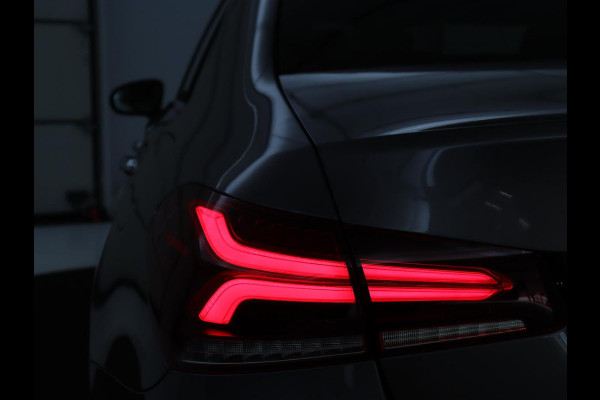 Mercedes-Benz A-Klasse 200 Business Solution AMG | Panoramadak | Cruise control | Stoelverwarming | Trekhaak | Sfeerverlichting | Carplay | Camera | Park assist | Sfeerverlichting