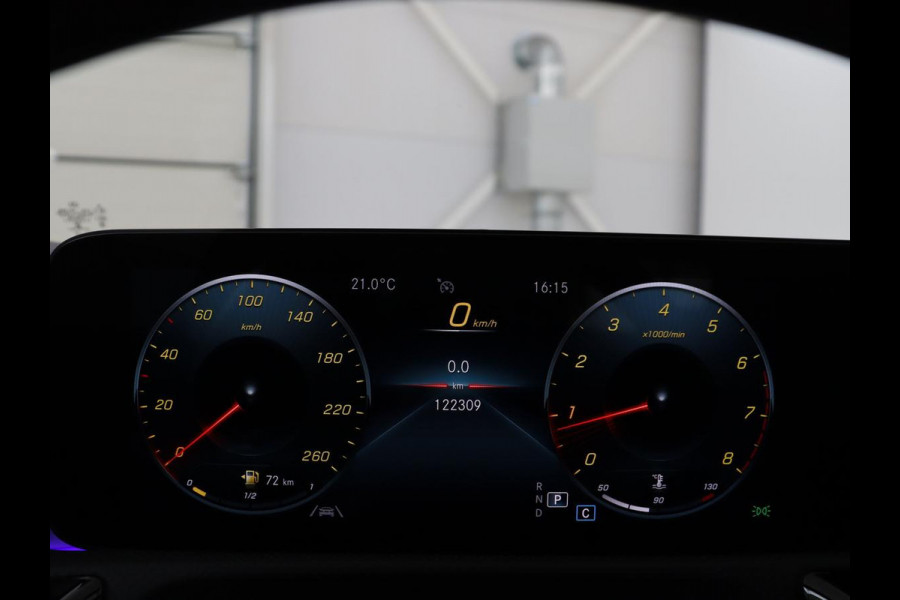 Mercedes-Benz A-Klasse 200 Business Solution AMG | Panoramadak | Cruise control | Stoelverwarming | Trekhaak | Sfeerverlichting | Carplay | Camera | Park assist | Sfeerverlichting