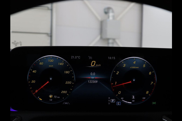 Mercedes-Benz A-Klasse 200 Business Solution AMG | Panoramadak | Cruise control | Stoelverwarming | Trekhaak | Sfeerverlichting | Carplay | Camera | Park assist | Sfeerverlichting