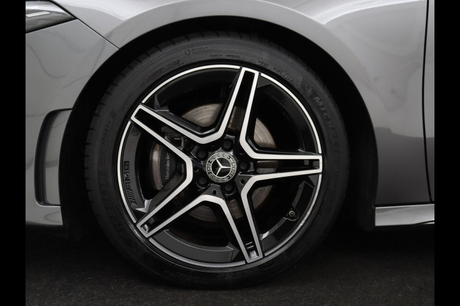 Mercedes-Benz A-Klasse 200 Business Solution AMG | Panoramadak | Cruise control | Stoelverwarming | Trekhaak | Sfeerverlichting | Carplay | Camera | Park assist | Sfeerverlichting