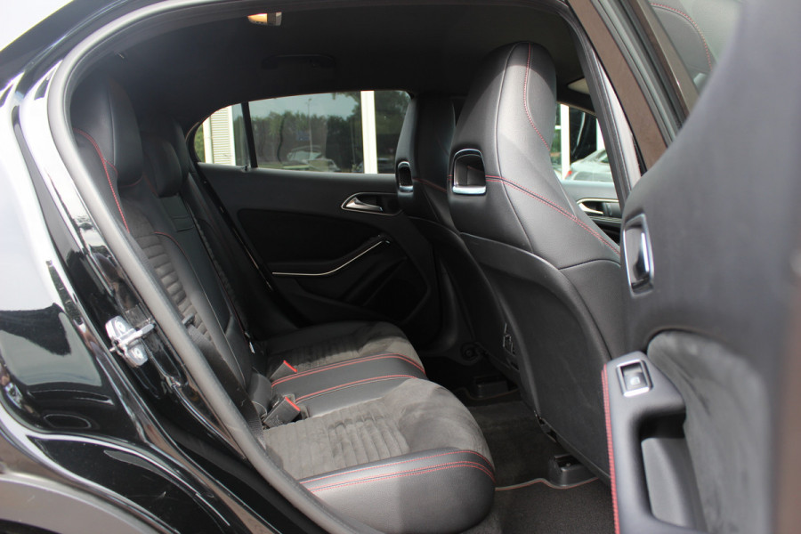 Mercedes-Benz GLA 180 Business Solution AMG Night Upgrade / Camera / Apple CarPlay / 19'' / Half leder / Navigatie / Getint glas / Stoelverwarming / Cruise Control