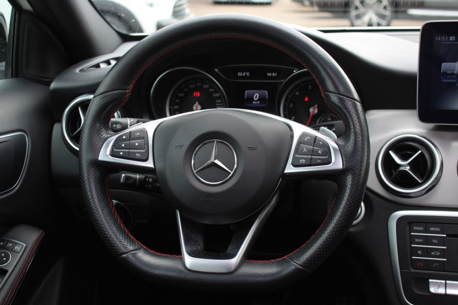 Mercedes-Benz GLA 180 Business Solution AMG Night Upgrade / Camera / Apple CarPlay / 19'' / Half leder / Navigatie / Getint glas / Stoelverwarming / Cruise Control
