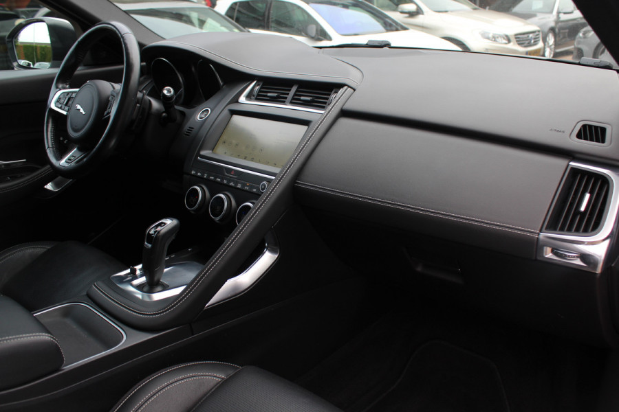 Jaguar E-Pace 2.0 P250 AWD SE / Panoramadak / Camera / Head-up / Leder / 19'' / Meridian / Memory seats / Navigatie / Dodehoek / Stoelverwarming / ACC
