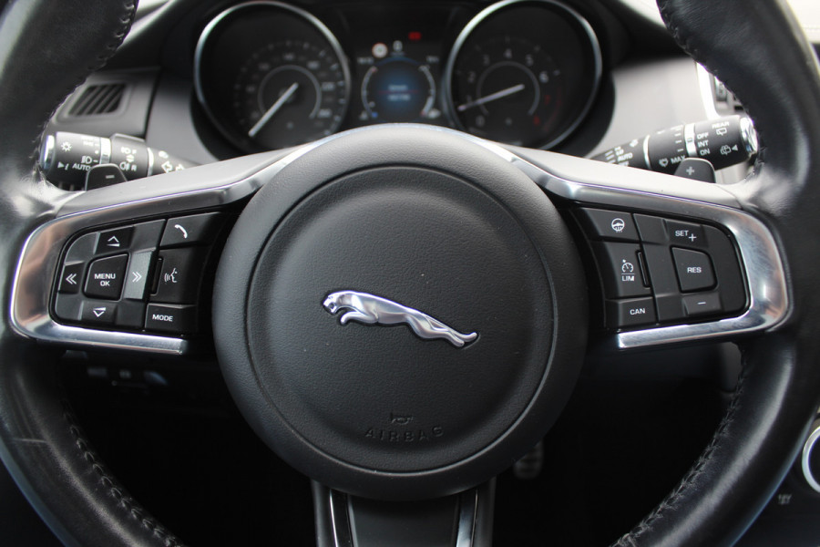 Jaguar E-Pace 2.0 P250 AWD SE / Panoramadak / Camera / Head-up / Leder / 19'' / Meridian / Memory seats / Navigatie / Dodehoek / Stoelverwarming / ACC