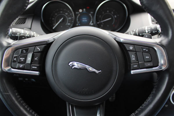 Jaguar E-Pace 2.0 P250 AWD SE / Panoramadak / Camera / Head-up / Leder / 19'' / Meridian / Memory seats / Navigatie / Dodehoek / Stoelverwarming / ACC