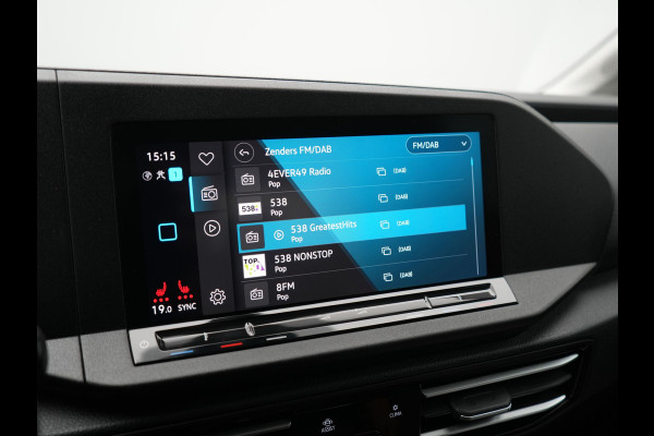 Volkswagen Caddy 5 Persoons 1.5 TSI Panamericana Automaat DSG 115pk Dealer O.H. | Adaptive Cruise | Camera | Stoelverwarming | Apple Carplay | BLIS | Navigatie | DAB | IQ Drive | Travel Assist | Draadloze Telefoonlader | Park Assist |