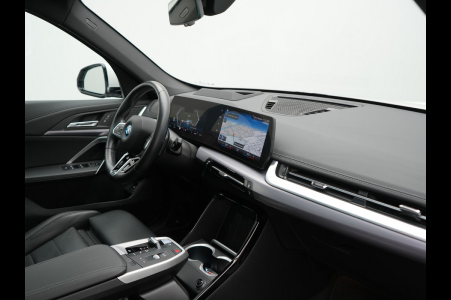 BMW iX1 xDrive30 M Sport 313pk Dealer O.H. | Trekhaak Af Fabriek | Panodak | 360 Camera | Head Up | Lederen Sportstoelen Memory & Verwarmd | Stuur Verwarmd | Keyless | BLIS | Sfeerverlichting | Apple Carplay | Navigatie | DAB | 20"L.M
