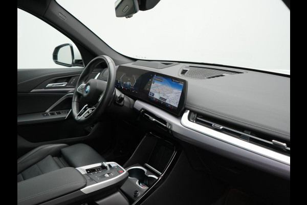 BMW iX1 xDrive30 M Sport 313pk Dealer O.H. | Trekhaak Af Fabriek | Panodak | 360 Camera | Head Up | Lederen Sportstoelen Memory & Verwarmd | Stuur Verwarmd | Keyless | BLIS | Sfeerverlichting | Apple Carplay | Navigatie | DAB | 20"L.M