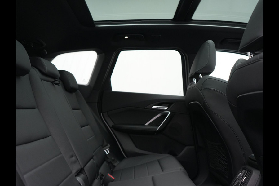 BMW iX1 xDrive30 M Sport 313pk Dealer O.H. | Trekhaak Af Fabriek | Panodak | 360 Camera | Head Up | Lederen Sportstoelen Memory & Verwarmd | Stuur Verwarmd | Keyless | BLIS | Sfeerverlichting | Apple Carplay | Navigatie | DAB | 20"L.M