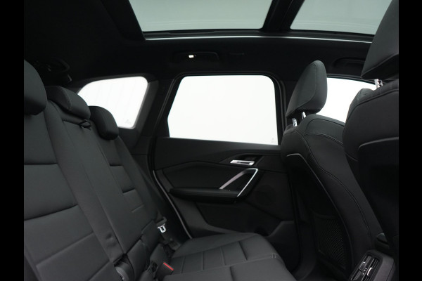BMW iX1 xDrive30 M Sport 313pk Dealer O.H. | Trekhaak Af Fabriek | Panodak | 360 Camera | Head Up | Lederen Sportstoelen Memory & Verwarmd | Stuur Verwarmd | Keyless | BLIS | Sfeerverlichting | Apple Carplay | Navigatie | DAB | 20"L.M