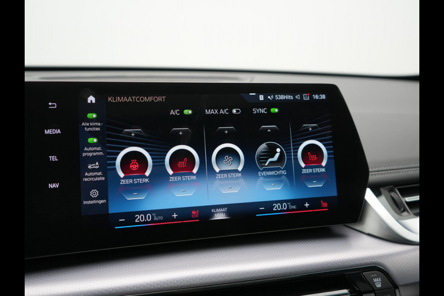 BMW iX1 xDrive30 M Sport 313pk Dealer O.H. | Trekhaak Af Fabriek | Panodak | 360 Camera | Head Up | Lederen Sportstoelen Memory & Verwarmd | Stuur Verwarmd | Keyless | BLIS | Sfeerverlichting | Apple Carplay | Navigatie | DAB | 20"L.M