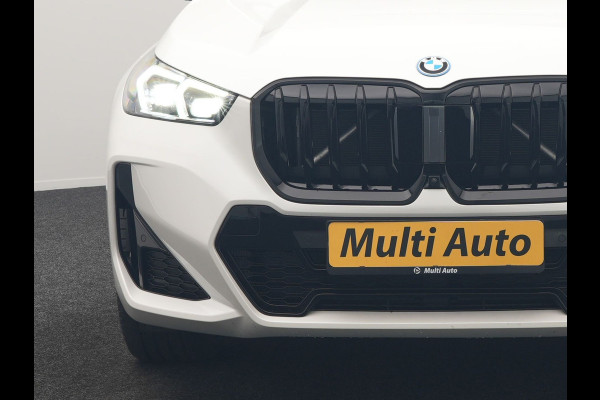 BMW iX1 xDrive30 M Sport 313pk Dealer O.H. | Trekhaak Af Fabriek | Panodak | 360 Camera | Head Up | Lederen Sportstoelen Memory & Verwarmd | Stuur Verwarmd | Keyless | BLIS | Sfeerverlichting | Apple Carplay | Navigatie | DAB | 20"L.M