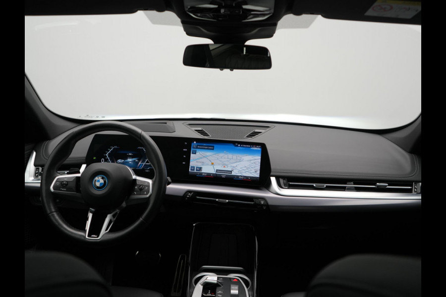 BMW iX1 xDrive30 M Sport 313pk Dealer O.H. | Trekhaak Af Fabriek | Panodak | 360 Camera | Head Up | Lederen Sportstoelen Memory & Verwarmd | Stuur Verwarmd | Keyless | BLIS | Sfeerverlichting | Apple Carplay | Navigatie | DAB | 20"L.M